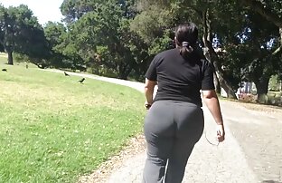 Una giovane donna che indossa un abito video porno nonna tettona corto scopa con un ragazzo sull'erba