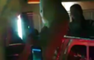 Bellissimo russo danza in anteriore di un webcam monitor video tette fuori in il stanza e shaking lei tette