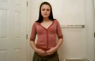 Russo slut Irina Labs mostra il video porno di tettone italiane suo falso tette e strofinare con olio